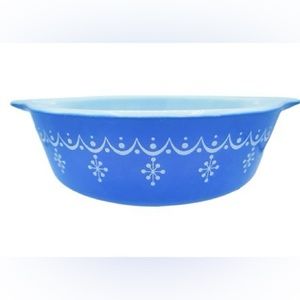 Pyrex Snowflake Garland Cinderella Round 1 Pint Casserole Dish, White on Blue,